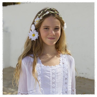 Peinados para niña de Comunión: diadema de flores
