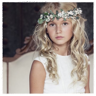 Peinados para niña de Comunión: corona de flores