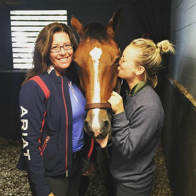 Kaley Cuoco con su caballo Zaza