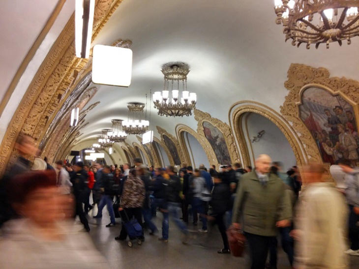 Caminando por Moscú: Transeúntes en el metro