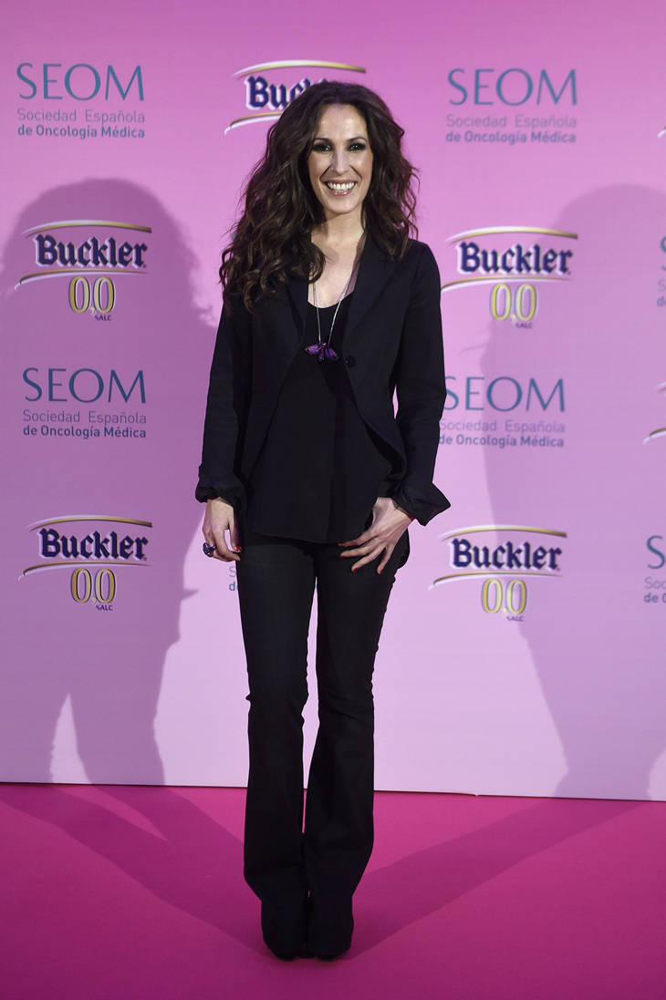 Malú look total black 