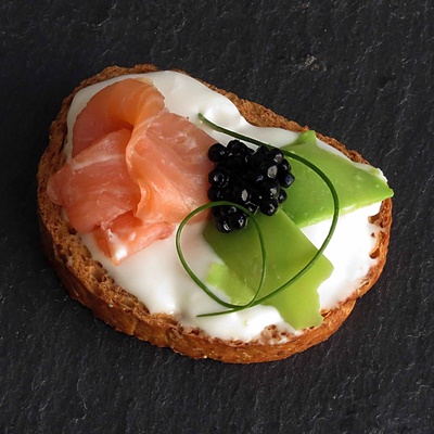 Canapés de salmón con aguacate