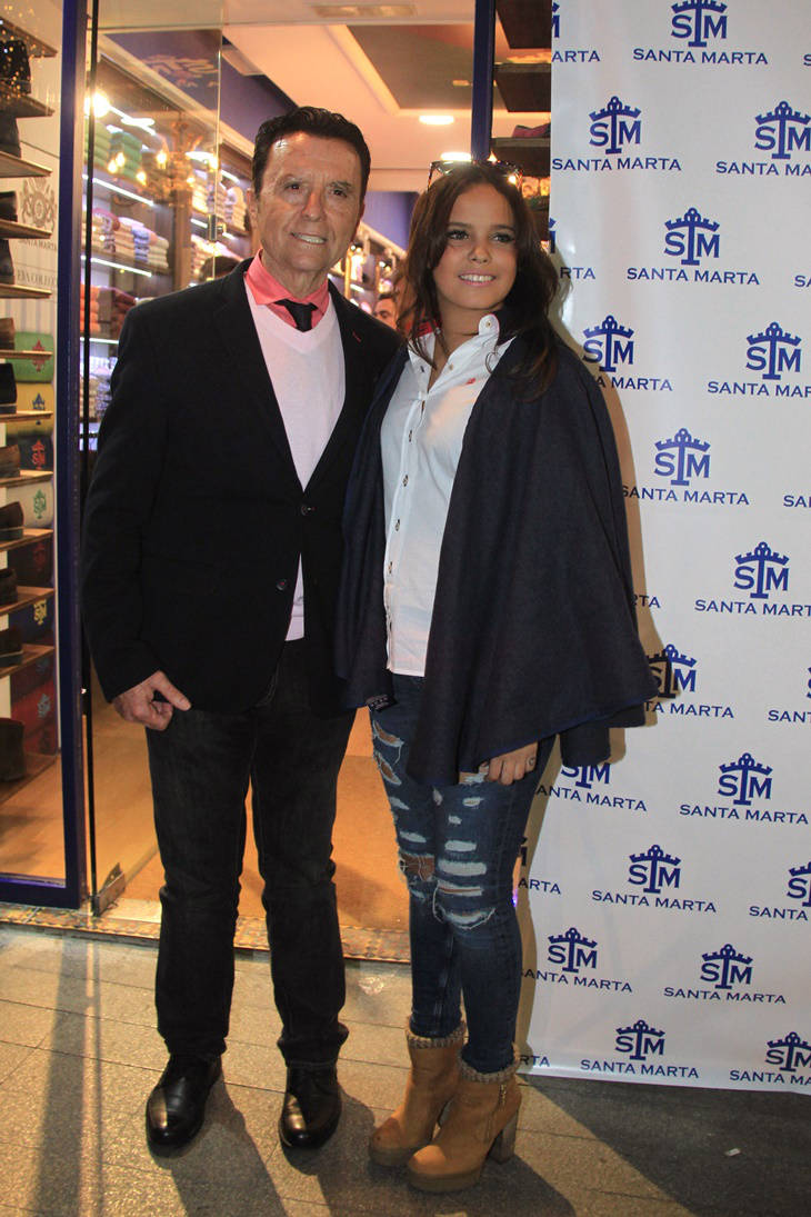 Gloria Camila posa en su tienda con Ortega Cano