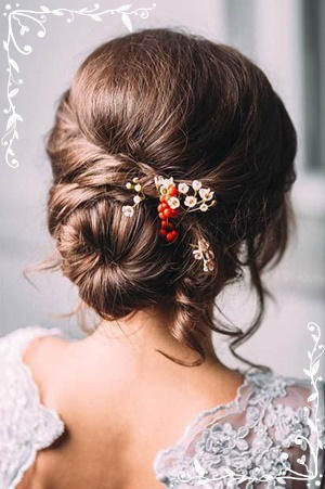 Los 10 peinados de novia más chic del 2016: recogido bajo con flores