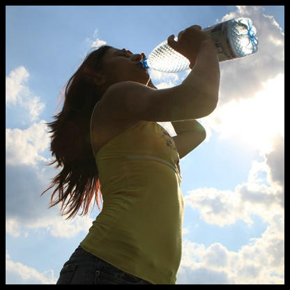 6 cuidados para el contorno de ojos: beber agua
