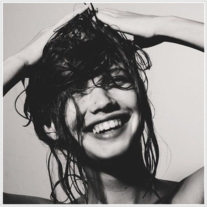Caída del pelo en otoño en mujeres: agua fría