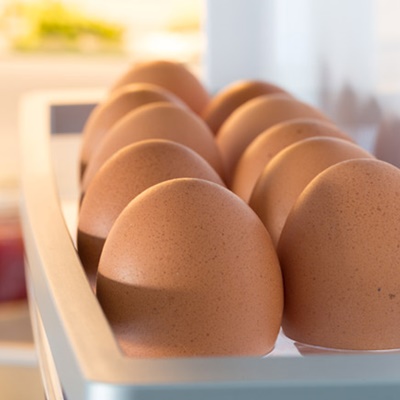 Los huevos en la puerta del frigo