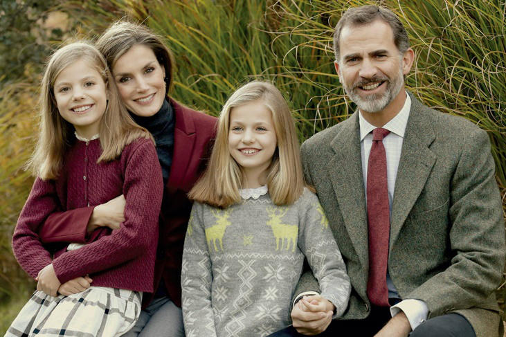 Los Reyes, la Princesa Leonor y la Infanta Sofía felicitan la Navidad 2016