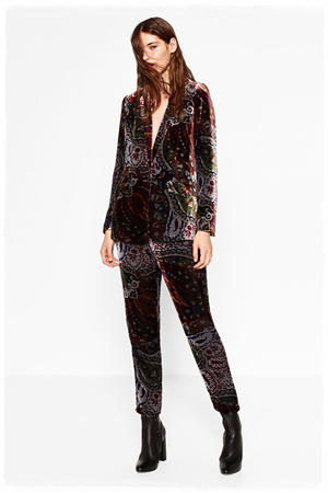 10 Looks de terciopelo para Navidad 2016: traje de chaqueta estampado
