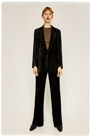 10 Looks de terciopelo para Navidad 2016: traje de chaqueta negro