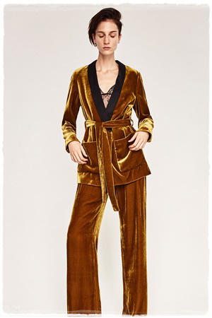 10 Looks de terciopelo para Navidad 2016: traje de chaqueta dorado