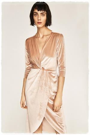 10 Looks de terciopelo para Navidad 2016: vestido rosa