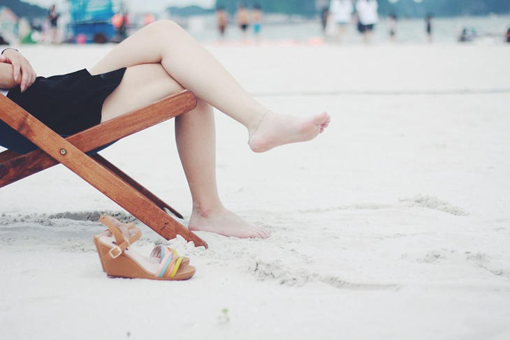5 trucos para aguantar las sandalias en verano: crema en los pies