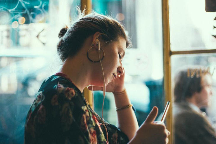 Redes sociales, 5 síntomas que indican que estás enganchada: caída internet