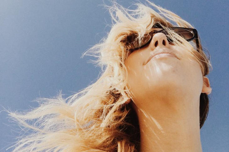 Los 4 enemigos de tu pelo en verano: más lavados