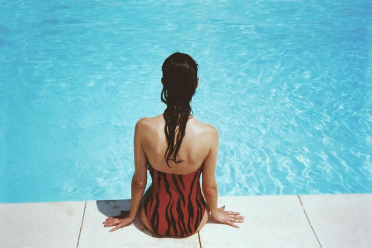 Los 4 enemigos de tu pelo en verano: cloro