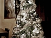 Decoración de Navidad plateada: árbol con luces