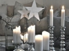 Decoración de Navidad plateada: centro de mesa con bolasy velas