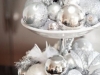 Decoración de Navidad plateada: centro de mesa con bolas