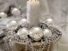 Decoración de Navidad plateada: centro de mesa con velas
