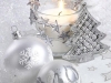 Decoración de Navidad plateada: velas y bolas