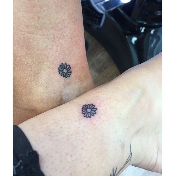 Tatuajes De Flores Pequeñas Para Mujeres ¡los Más Chic