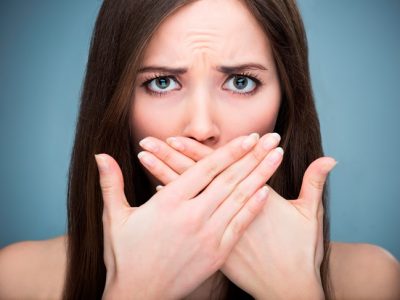 Mal aliento: Causas y remedios caseros a la halitosis