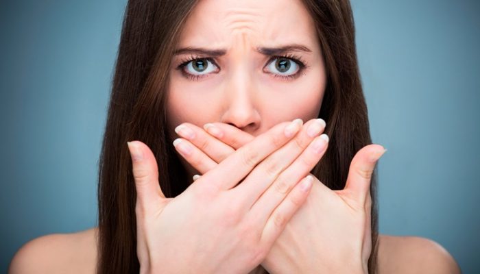 Mal aliento: Causas y remedios caseros a la halitosis