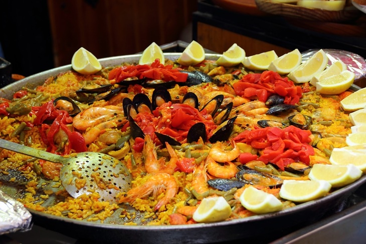 Paella de marisco: Receta española tradicional