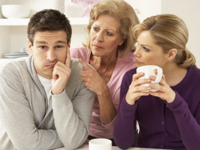 Hombres dependientes de sus madres: Claves para detectarlos