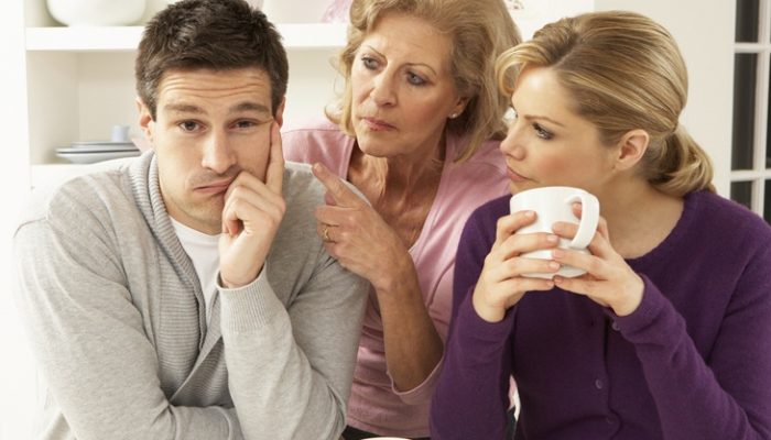 Hombres dependientes de sus madres: Claves para detectarlos