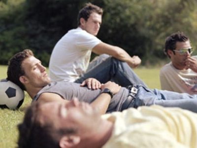 Mi novio me ignora cuando está con sus amigos: ¿Por qué?