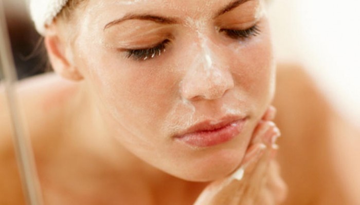 Cómo exfoliar la cara en casa: Consigue una piel perfecta