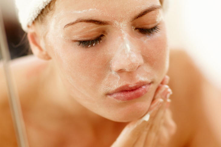Cómo exfoliar la cara en casa: Consigue una piel perfecta