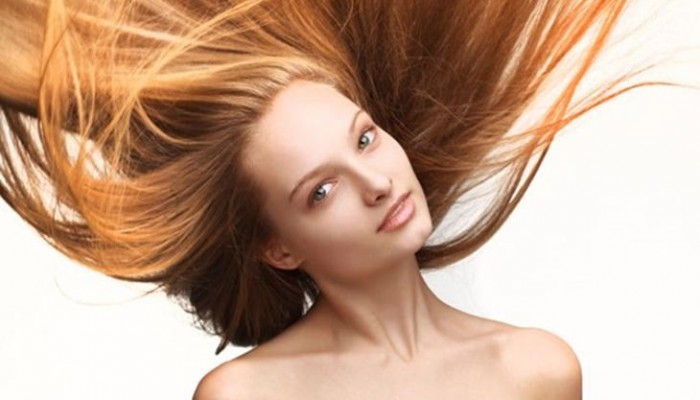 Cómo disimular las canas sin tinte: Trucos infalibles