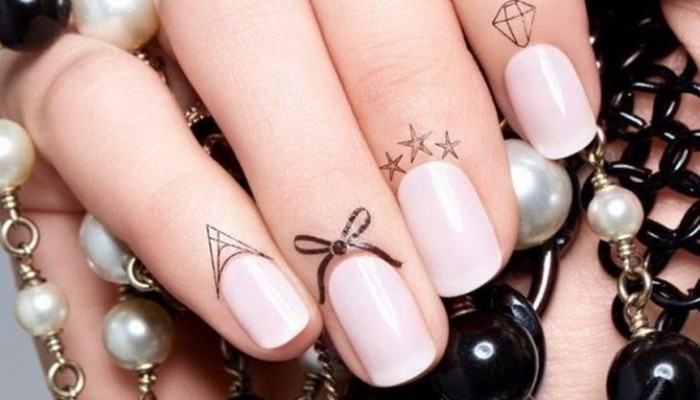 Tatuajes en las cutículas: Descubre la nueva tendencia