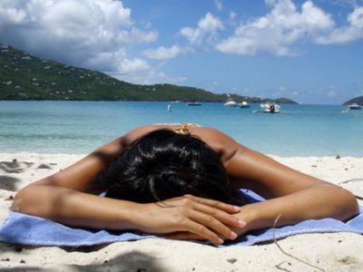 Tanorexia: Qué es, causas y tratamiento de la obsesión por el sol