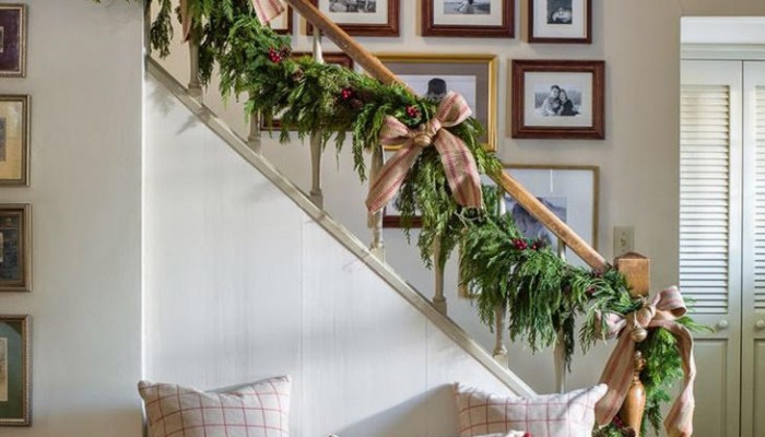 Cómo decorar una escalera en Navidad en 5 pasos