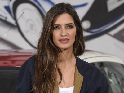 Sara Carbonero look casual para presentar el Aygo by Lomba