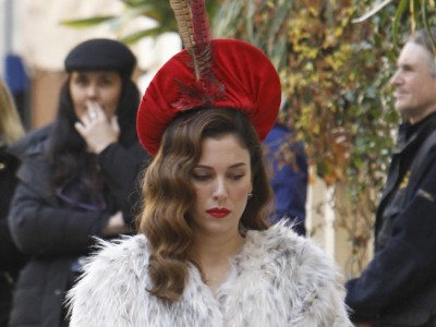 Blanca Suárez: looks retro en el rodaje de 'Lo que escondían sus ojos'