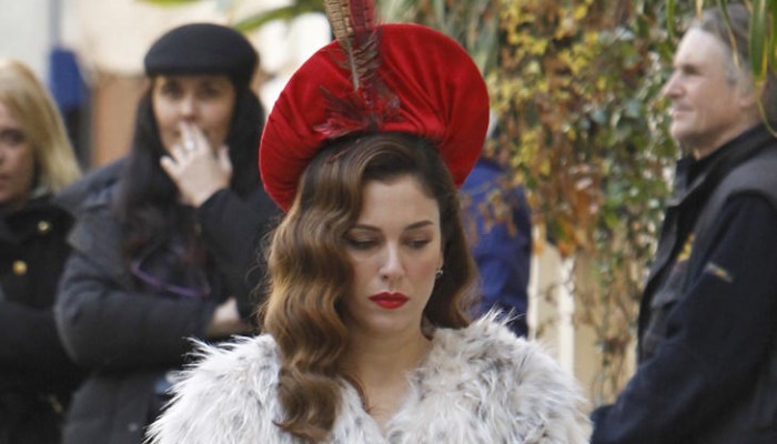 Blanca Suárez: looks retro en el rodaje de 'Lo que escondían sus ojos'