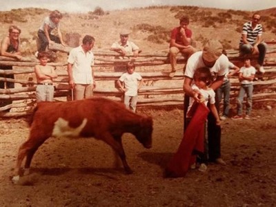 Cayetano Rivera comparte una foto de niño toreando en defensa de su hermano