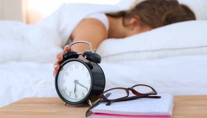 5 cosas que hacemos quienes nos quedamos en la cama 5 minutos más cuando suena el despertador