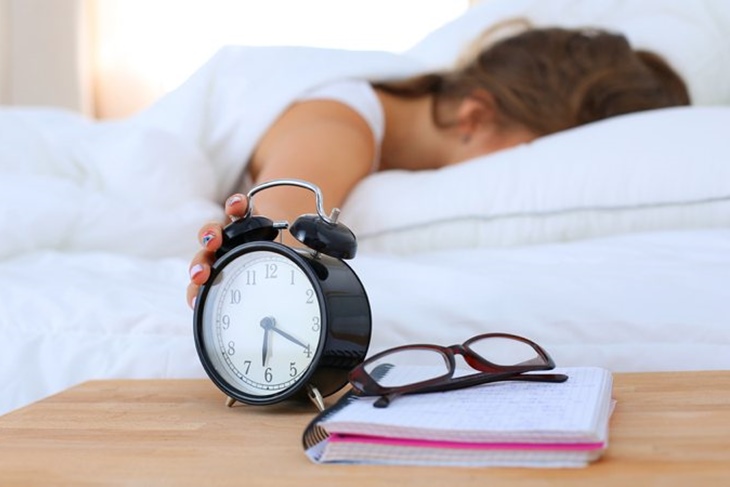 5 cosas que hacemos quienes nos quedamos en la cama 5 minutos más cuando suena el despertador