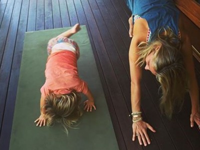 Elsa Pataky hace yoga en la mejor compañía