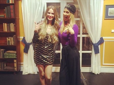 Vanesa Romero y Tamara Gorro tarde de chicas en el teatro