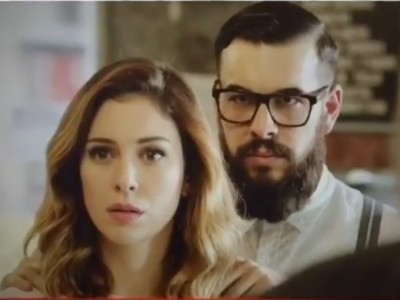 Blanca Suárez y Mario Casas hipsters en el rodaje de 'El Bar'