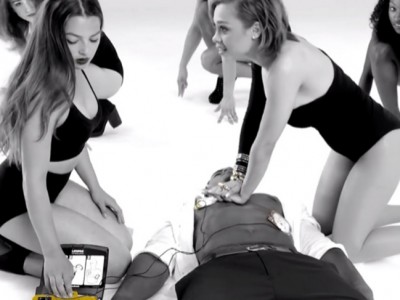 Polémica por un vídeo alemán de primeros auxilios, ¿demasiado sensual?