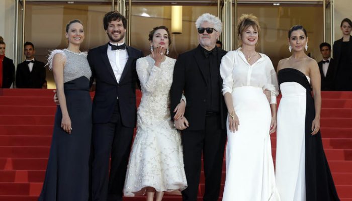 Julieta y sus chicas llenan de blanco y negro la alfombra roja de Cannes 2016