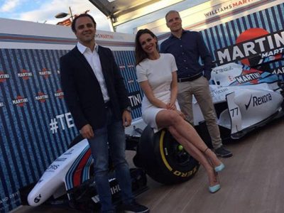Eva González se toma un Martini en una terraza de Barcelona
